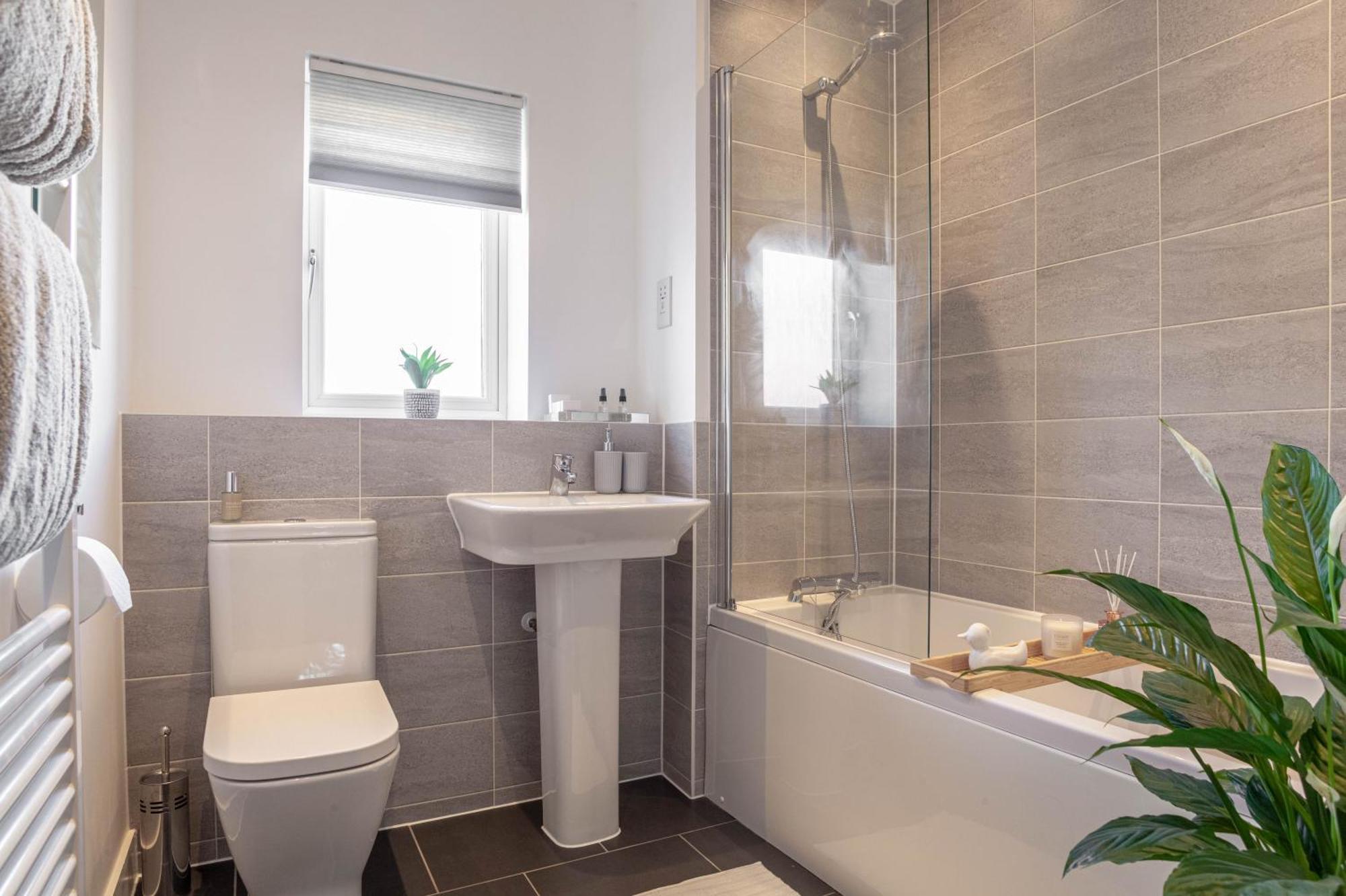 Modern 3 Bedroom House With Parking Bath Zewnętrze zdjęcie