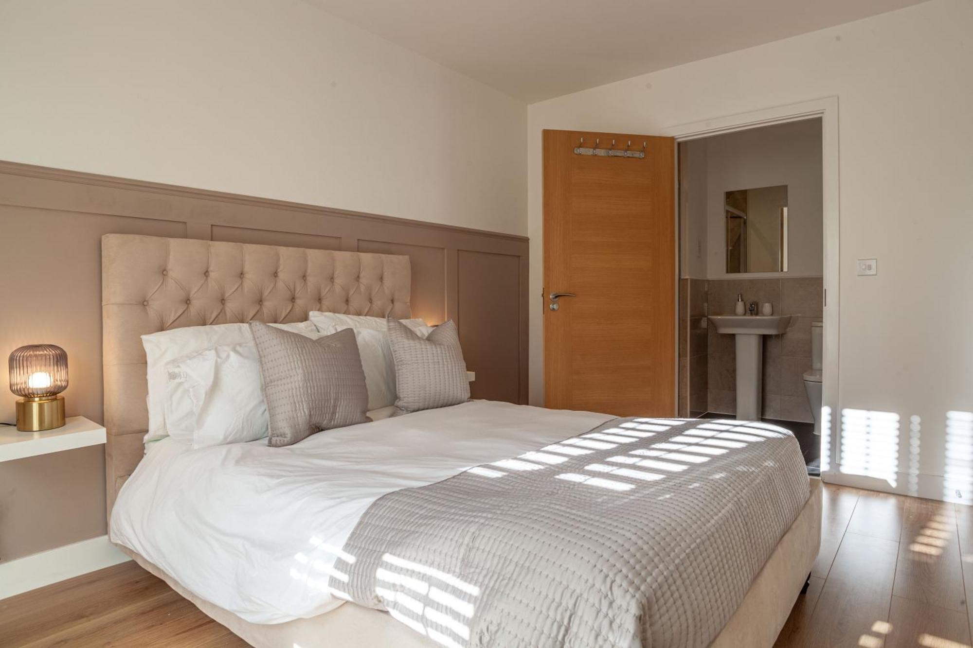 Modern 3 Bedroom House With Parking Bath Zewnętrze zdjęcie