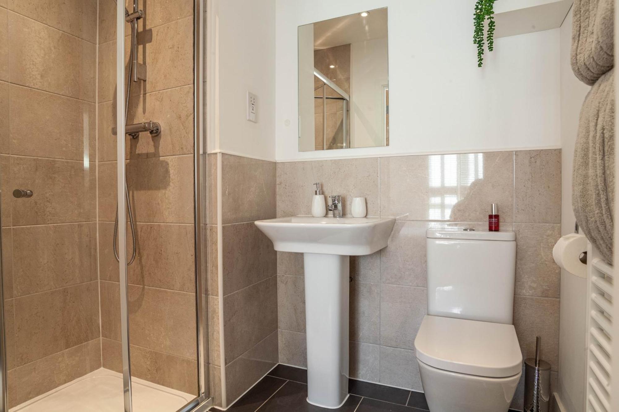 Modern 3 Bedroom House With Parking Bath Zewnętrze zdjęcie